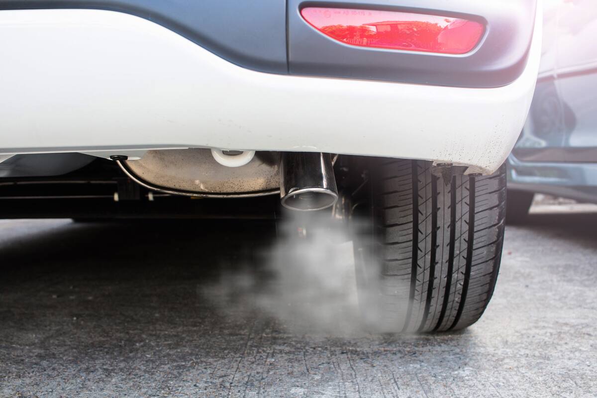El humo de color azul indica una falla en el auto