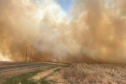 El humo de un incendio forestal Cambridge, Nebraska, el sábado pasado; Nuevo México es uno de los estados más afectados (Crédito: Patrulla del estado de Nebraska/AP)