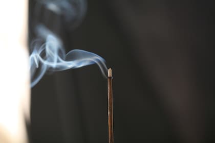 El humo del incienso limpia energías negativas que puedan estar adheridas a la billetera o al dinero; es una forma de “resetear” el campo energético (Foto ilustrativa: PIXABAY)
