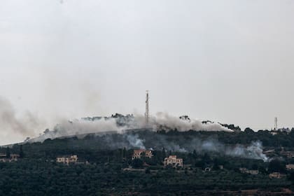El humo envuelve el puesto israelí situado justo en el límite de la localidad libanesa de Dhayra, en la frontera sur, visto desde la localidad de Tayr Harfa. Foto: Marwan Naamani/dpa