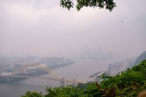 El humo generado por los incendios forestales en Canadá llegó hasta Pittsburgh, Pensilvania, el 28 de junio de 2023. (Benjamin B. Braun/Pittsburgh Post-Gazette vía AP)