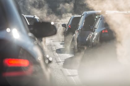 El humo negro que sale del escape puede indicar problemas en el motor