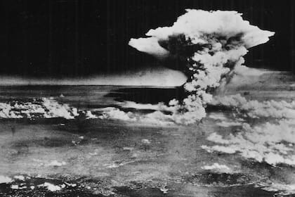 El humo producto de la bomba de Hiroshima, el 6 de agosto de 1945