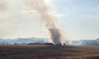 El humo provocado por el incendio en el avión que se estrelló.