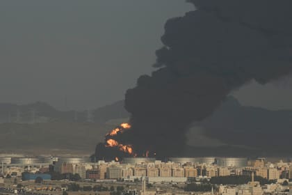 El humo sale de un almacén de petróleo en la ciudad costera de Yedá, en el Mar Rojo de Arabia Saudita, el 25 de marzo de 2022.