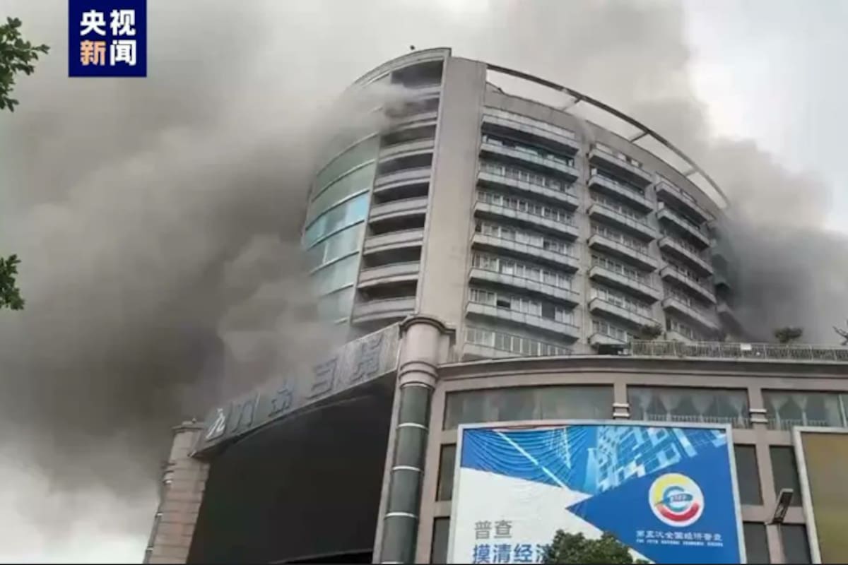 El humo sale del edificio de un centro comercial en Zigong (Twitter)