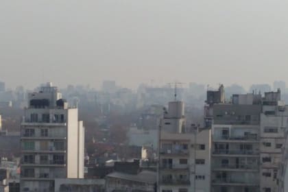 El humo se coló esta mañana por las ventanas de los edificios porteños