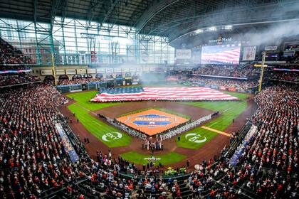 El humo se disipa en el Estadio durante el himno nacional en el rpimer juego en casa de los Astros de Houston ante los Medias Blancas de Chicago el jueves 30 de marzo del 2024. (Brett Coomer/Houston Chronicle via AP, Archivo)