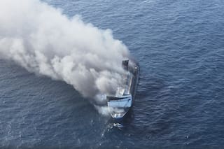 Rescatistas buscan un número desconocido de desaparecidos tras incendio en ferry que dejó cinco muertos