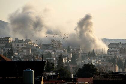 El humo se eleva desde el lugar de un ataque aéreo israelí que tuvo como objetivo las oficinas de Al-Qard al-Hassan, una institución financiera vinculada a Hezbolá, en la ciudad de Baalbeck, en el valle de Bekaa, en el Líbano, el 2 de marzo
