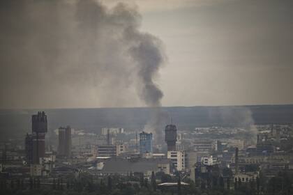 El humo se eleva desde la ciudad de Sieverodonetsk en la región oriental ucraniana de Donbass el 13 de junio de 2022, en medio de la invasión rusa de Ucrania.