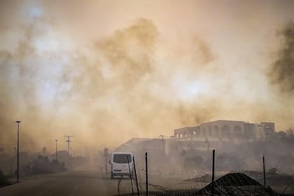El humo se eleva desde un hotel en llamas en la isla de Rodas