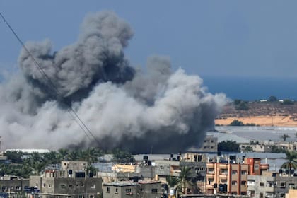 El humo se eleva después de un ataque aéreo israelí en Rafah, en el sur de la Franja de Gaza, el 16 de octubre de 2023.