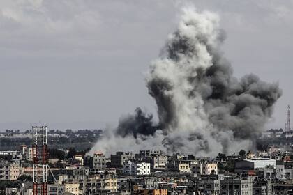 El humo se eleva después de un ataque aéreo israelí al este de la ciudad de Rafah, en el sur de la Franja de Gaza