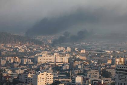 El humo se eleva durante una operación del ejército israelí en Jenín en la Cisjordania ocupada el 3 de julio de 2023.