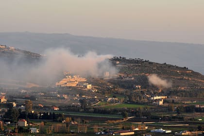 El humo se eleva sobre los edificios en las afueras de la aldea de Khiam, en la frontera sur del Líbano, tras un supuesto bombardeo israelí.