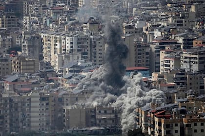 El humo se eleva tras un ataque aéreo israelí en Dahiyeh, en los suburbios del sur de Beirut