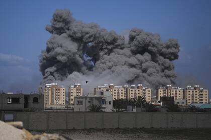 El humo se eleva tras un ataque aéreo israelí en el centro de la Franja de Gaza, el viernes 22 de marzo de 2024