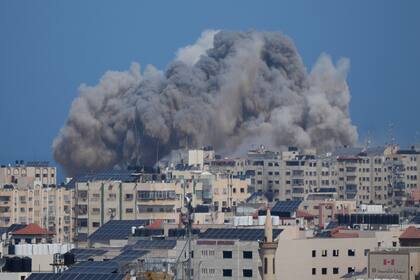 El humo se eleva tras un ataque aéreo israelí en la ciudad de Gaza, el jueves 12 de octubre de 2023.