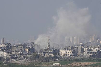 El humo se eleva tras un ataque aéreo israelí en la Franja de Gaza, visto desde el sur de Israel, el sábado 28 de octubre de 2023