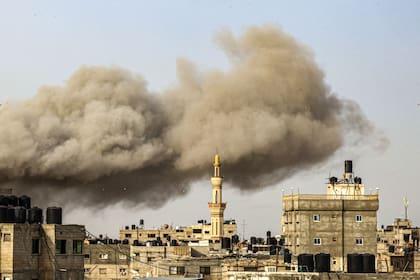 El humo se eleve tras un bombardeo israelí en Rafah