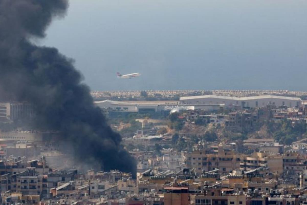 El humo se elevó sobre los suburbios del sur de Beirut tras los ataques aéreos israelíes del martes