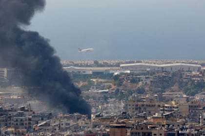 El humo se elevó sobre los suburbios del sur de Beirut tras los ataques aéreos israelíes del martes