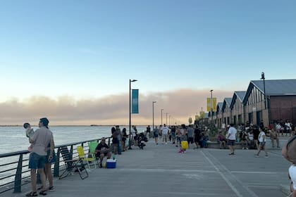 El humo sobre Rosario por los incendios en las islas del Delta del Paraná.