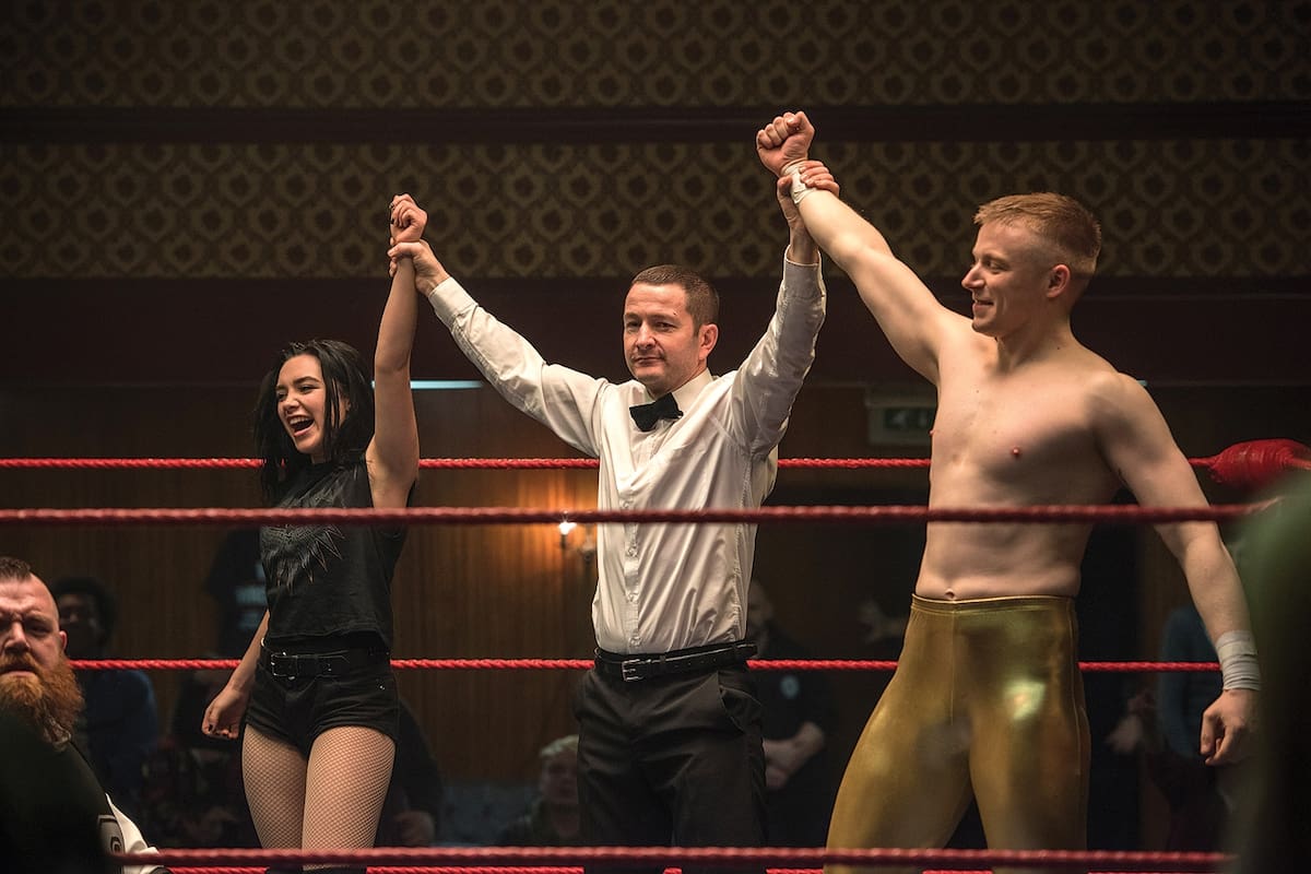 El humor retorcido, la calidez y la crudeza que aporta el director Stephen Merchant distingue a esta película de otras que cuentan una típica historia de ascenso deportivo