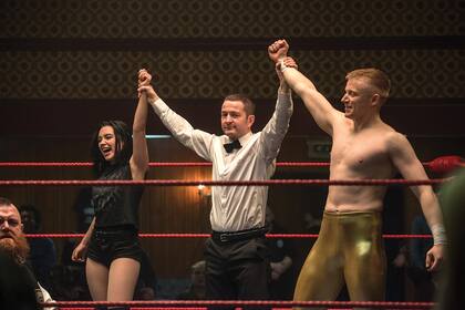 El humor retorcido, la calidez y la crudeza que aporta el director Stephen Merchant distingue a esta película de otras que cuentan una típica historia de ascenso deportivo