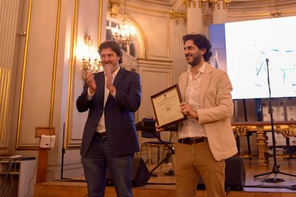 El humorista gráfico Tute recibió el diploma de Personalidad Destacada de la Cultura de la ciudad de Buenos Aires de manos del legislador Matías Barroetavena