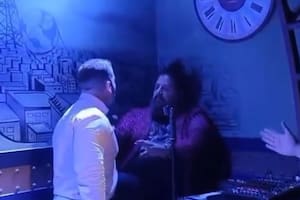 El humorista Jaime Caravaca fue agredido por Alberto Pugilato en medio de un espectáculo (Captura X)