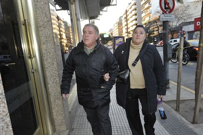 El humorista Jorge "Carna" Criveli y su esposa Claudia Ares, notablemente conmovidos en la despedida a Bertrand