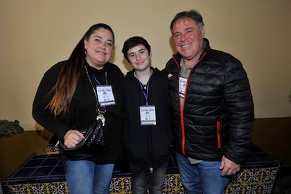 El humorista Jorge “Carna” Crivelli, junto a su esposa Claudia Ares y su hijo Mateo.