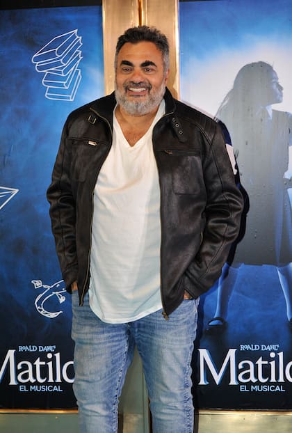 El humorista Roberto Moldavsky lució un look muy canchero e informal para esta función de Matilda