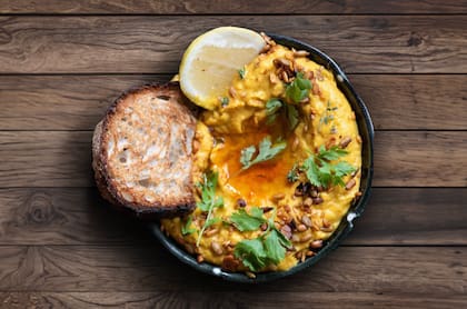 El humus es un puré de garbanzos que los especialistas recomiendan sumar a las dietas