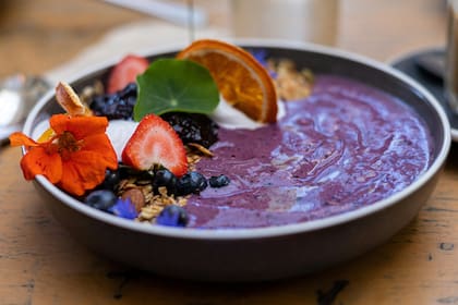 El humus, yogurt y otros alimentos altos en proteína son buenos para tener una vida sana (Unsplash)