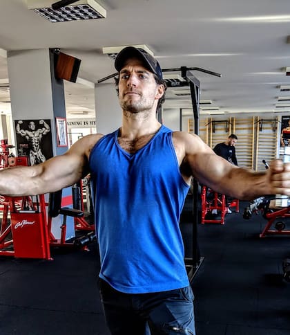 El hundimiento en la barbilla se asocia directamente con una mandíbula prominente y definida, tal como la del actor Henry Cavill (Foto: Instagram @henrycavill)