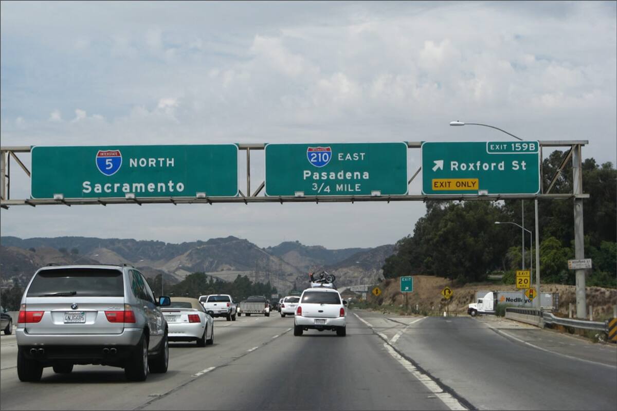El hundimiento ocurrió en la autopista I-210 en el área de Los Ángeles e involucró a varios vehículos que requirieron el uso de grúas