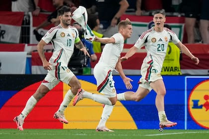 El húngaro Kevin Csoboth celebra tras abrir el marcador ante Escocia en el duelo del Grupo A en Stuttgart, Alemania el domingo 23 de junio del 2024. (AP Foto/Matthias Schrader)