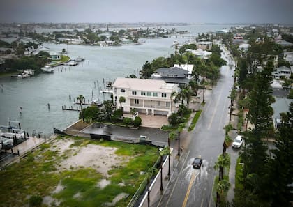El huracán de categoría 1, Debby, tocó tierra en Florida; el gobernador Ron DeSantis advirtió sobre las fuertes inundaciones que traerá aparejado