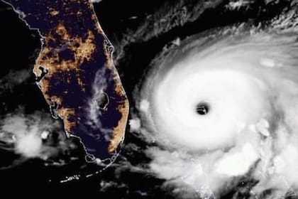El huracán Dorian se movía este lunes muy lento hacia el este de la península de Florida