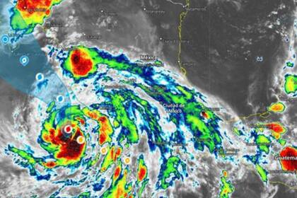 El huracán Enrique atraviesa la costa oeste mexicana.