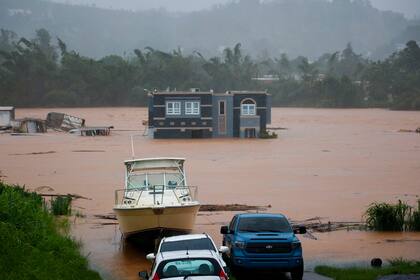 El huracán Fiona, que ocasionó graves destrozos en Puerto Rico y República Dominicana, se acerca ahora a Bermudas (AP Photo/Stephanie Rojas)