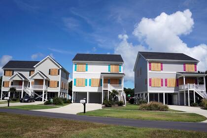 Todas las casas con sus puertas y ventanas selladas