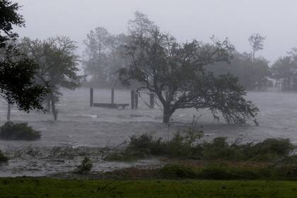 El huracán Florence tocó tierra en Carolina del Norte y ya hay inundaciones