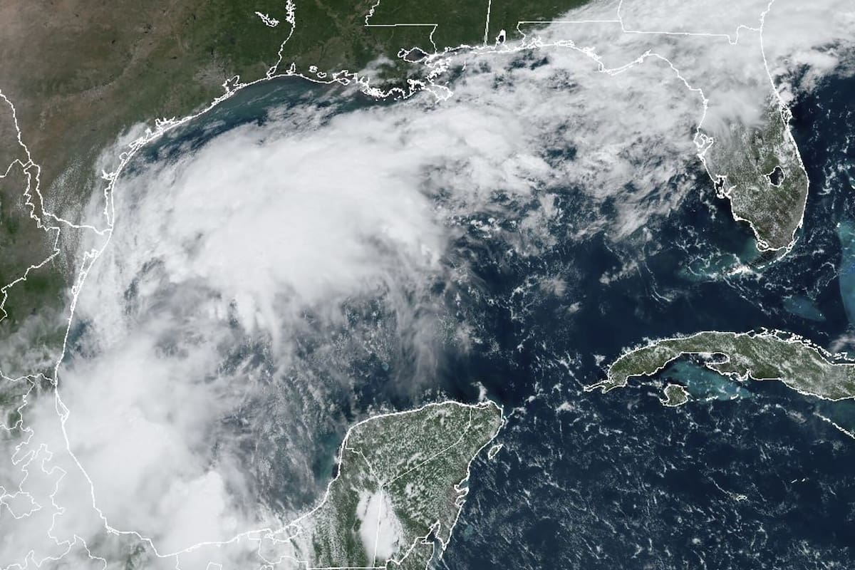 El huracán Francine se aproxima a las costas del sur de Estados Unidos, en Texas y Louisiana (NOAA vía AP)
