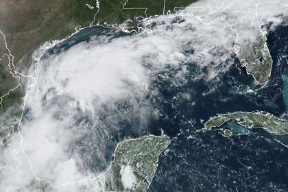 El huracán Francine se aproxima a las costas del sur de Estados Unidos, en Texas y Louisiana (NOAA vía AP)