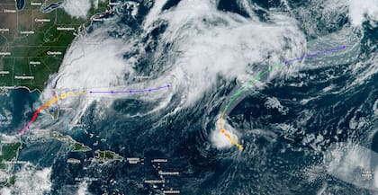 El huracán Leslie (derecha) se formó en el Océano Atlántico; los expertos indican que se disipará entre el fin de semana y comienzos de la próxima