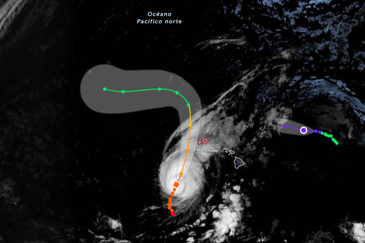 El huracán Lowell mantiene una definición clara en su centro mientras avanza por el Pacífico central rumbo a las islas de Hawái